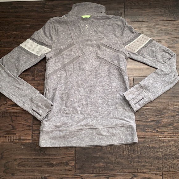 Ivivva Athletica pullover grey with green accent - Picture 5 of 6
